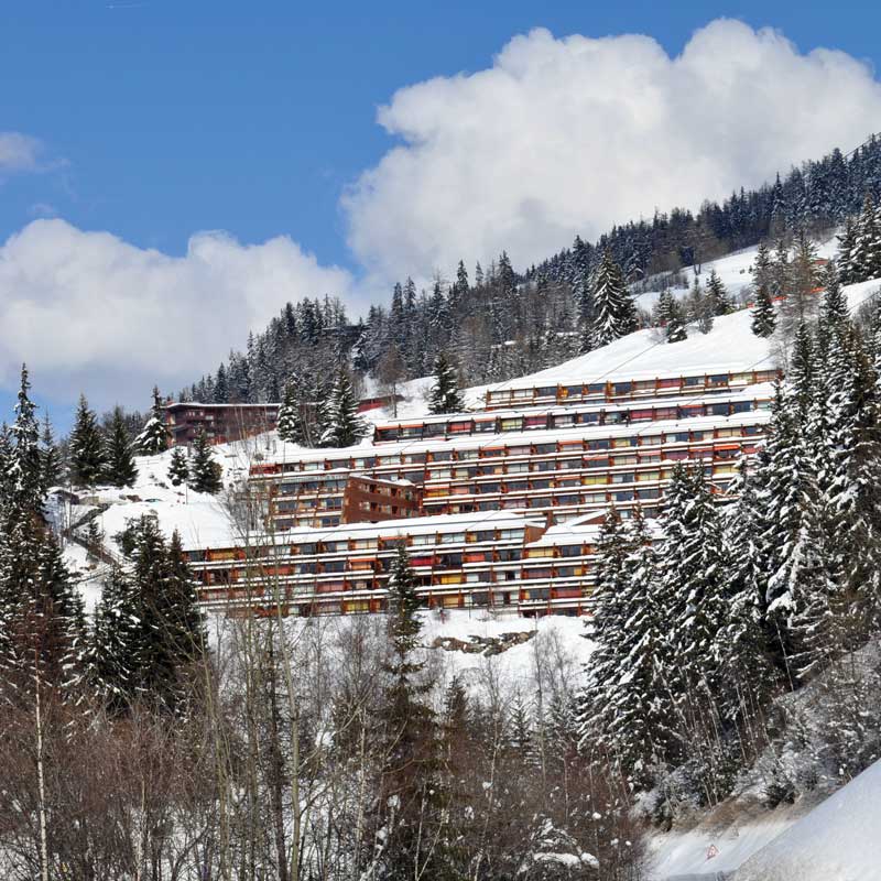 Amura,AmuraWorld,AmuraYachts,Top 10: Destinos para esquiar,Arquitectura bajo cero, The majestic Mont Blanc is located near Les Arcs.