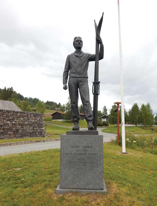 Amura,AmuraWorld,AmuraYachts,Top 10: Destinos para esquiar,Sondre Norheim, In Morgedal, Norway, a statue was herected in honor of Sondre Norheim.