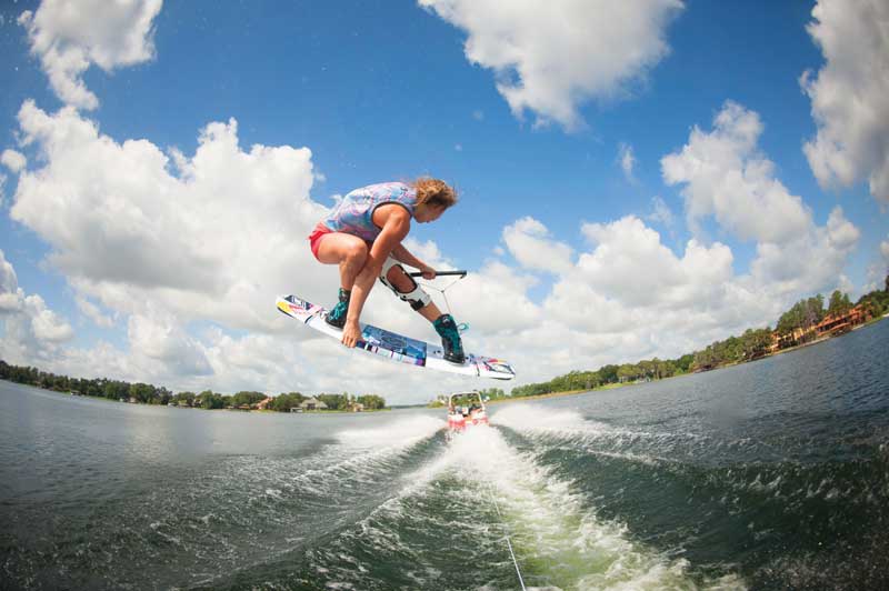 Amura,AmuraWorld,AmuraYachts,Xtreme marine sports, El wakeboard permite la realización de giros sobre las olas mientras el rider es jalado por una embarcación.