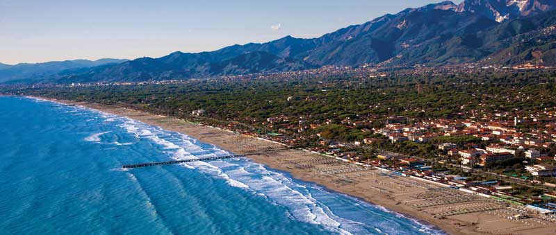 Amura,AmuraWorld,AmuraYachts,Forte dei Marmi, De los Alpes Alpuanos (al fondo) se extrae el mármol de Carrara.