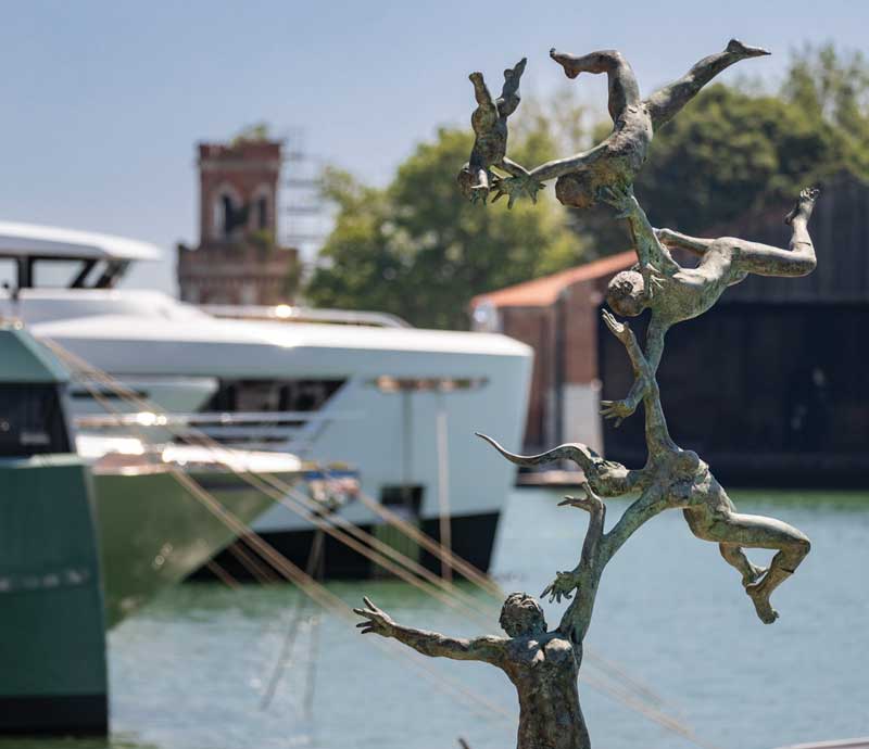 Amura,AmuraWorld,AmuraYachts,Salone Nautico Venezia, El arte se combina con las embarcaciones en el Arsenal. 