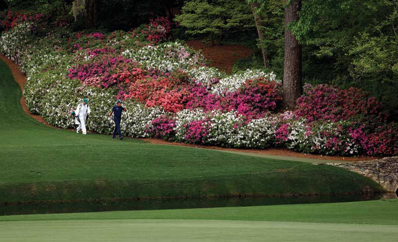 Amura,AmuraWorld,AmuraYachts,Las joyas del golf, Phil Mickelson camina rumbo al green del hoyo 13 del Augusta National Golf Club.