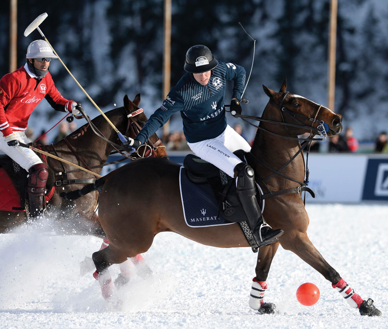 Amura,AmuraWorld,AmuraYachts,Tasmania,Polo, La pelota está pintada en color grana para distinguirse sobre la nieve. / 7. The ball is painted maroon to make it distinguishable on the snow.