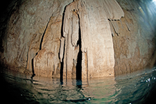 Bajo las aguas sagradas de Yucatán - Alberto Friscione C.